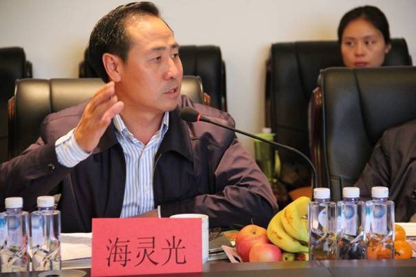 海南省內(nèi)蒙古商會(huì)會(huì)長(zhǎng)、內(nèi)蒙古農(nóng)牧業(yè)產(chǎn)業(yè)化龍頭企業(yè)協(xié)會(huì)海南辦事處主任海靈光介紹對(duì)接情況.JPG