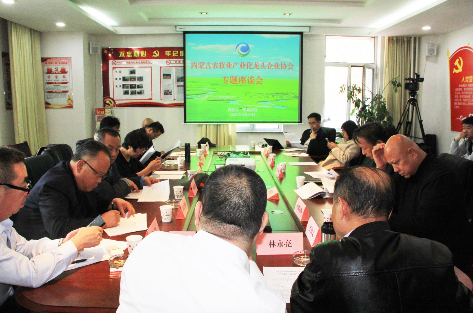 建言獻(xiàn)策，充分發(fā)揮協(xié)會(huì)的組織協(xié)調(diào)能力